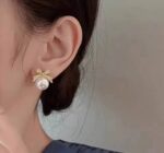 گوشواره میخی طرح پاپیون با مروارید - تصویر 4